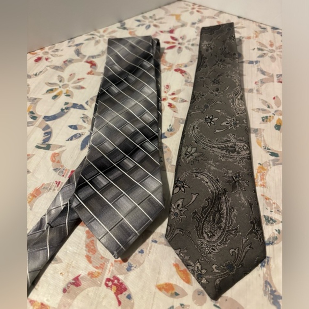 Set of 2 Men’s Ties Van Heusen and Oscar de la  Renta